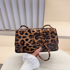 La Classica Borsa a Tracolla con Stampa Leopardata per Signore, Adatta per Tutte le Stagioni e Ideale per l'Uso Quotidiano - Product Image 4