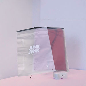 Sac d'emballage biodégradable en polyéthylène givré avec fermeture éclair, impression personnalisée du logo de la marque, pour vêtements - Product Image 3