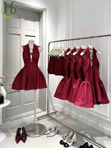 Minivestido Rojo Halter con Cuello en V y Panel de Encaje, Minivestido de Fiesta Halter con Cuello en V de Vietnam, con Panel de Encaje, Plisado, Línea A, Cintura Alta - Product Image 2