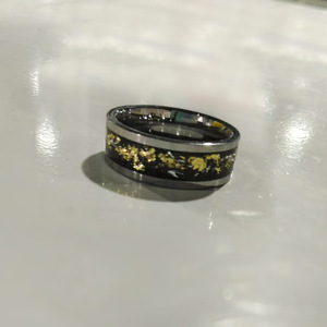 Anello da uomo in acciaio al tungsteno tonalità argento, larghezza 8mm, con intarsi in foglia d'oro 18K, per e-commerce transfrontaliero, direttamente dalla fabbrica di Guangzhou - Product Image 4
