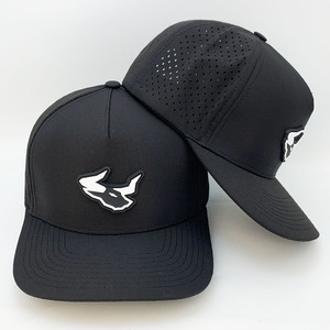Casquette de baseball sportive pour homme à 5 panneaux, en PVC caoutchouc imperméable de haute qualité, avec logo personnalisé découpé au laser, idéale pour l'été, la course et le golf - Product Image 1