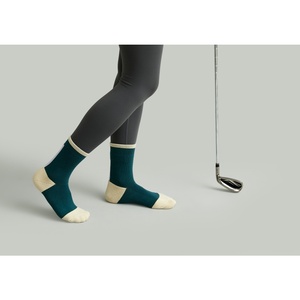 Chaussettes de randonnée haute performance pour femmes avec amorti épais et propriétés antibactériennes pour le sport et les activités de plein air - Product Image 2