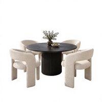 Modernes Luxus-Outdoor-Esszimmer-Set mit cremefarbenen Bouclé-Stoff-Esszimmerstühlen und rundem Esstisch mit geriffelter schwarzer Holzbasis für die Terrasse