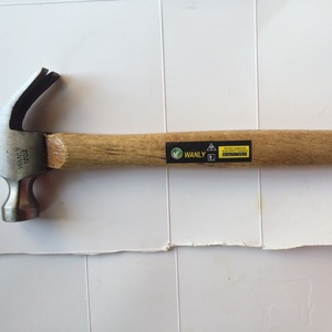 ค้อนตีตะปู วานลี่ 12 ออนซ์ ด้ามไม้ หัวกลม สำหรับถอนตะปูและตอกตะปู - Product Image 2