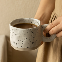 Tasse à Café et Thé Nordique en Porcelaine en Gros, Design à Points Noirs Mouchetés, Anse Anneau, Tasse à Thé Nordique en Céramique Blanche