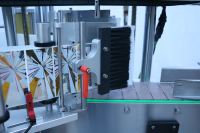 Ligne de production de machine d'étiquetage de bouchage de remplissage de liquide de bouteille à faible viscosité de 50ml-1000ml avec bande transporteuse
