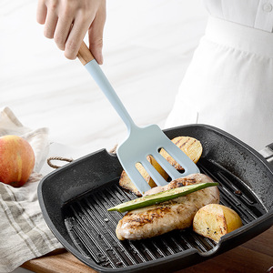 Ensemble d'ustensiles de cuisine en silicone bleu 12 pièces avec manches en bois, résistant à la chaleur, anti-rayures, style nordique - Product Image 5