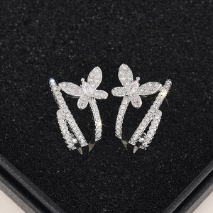 Orecchini a Perno con Linea di Farfalle per Donne, Eleganti Accessori per Orecchie da Indossare Quotidianamente - Product Image 6
