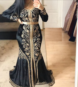 Magnifique Lehenga Choli de mariée ATIYA LIBAS, broderie Zardozi lourde, tissu en velours, style Moyen-Orient, longueur au sol, pour fête/mariage - Product Image 6