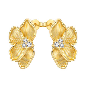 Estos nuevos aretes de pétalos de latón blanco son elegantes y son un regalo perfecto para la familia o para tu novia. - Product Image 3