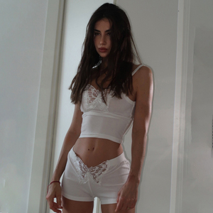 ชุดลำลองเซ็กซี่สีพื้น แต่งผ้าลูกไม้ลายผีเสื้อ 2 ชิ้น เสื้อสายเดี่ยวทรงเข้ารูป กางเกงขาสั้นเอวต่ำเหนือเข่า - Product Image 4