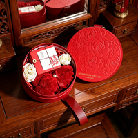 Boîte cadeau ronde personnalisée avec poignée, motif rose en relief, couvercle et base de luxe en deux parties pour mariage et fêtes