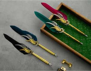 Ensemble de stylos plume à plumes argentées avec des accents dorés, largeur d'écriture en plastique 0,5 mm - Product Image 4