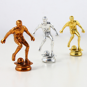 2024 último diseño trofeos de fútbol de plástico figura de jugador de fútbol para torneo de fútbol - Product Image 1