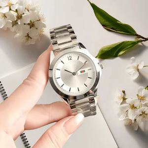 Reloj Casual Unisex al por Mayor con Correa de Acero Inoxidable, Esfera Plateada con Logotipo Rojo, Verde y Blanco, Reloj de Pulsera Moderno - Product Image 2