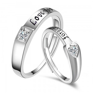 Anello Minimalista con Lettera Incisa, Gioiello Unisex alla Moda per Uso Quotidiano - Product Image 1