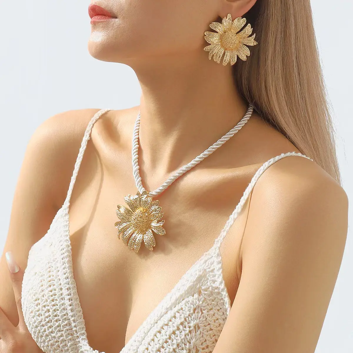 Serie Europea ZA exagerada chapado en oro aleación grande Margarita flor colgante encanto gargantilla Collar para mujer joyería