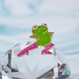 Broche en métal en forme de grenouille rose de dessin animé, design tendance, ange, croix, talons hauts, animal amusant, badge pour sac à dos, accessoires vestimentaires, épingle à étoile - Product Image 6