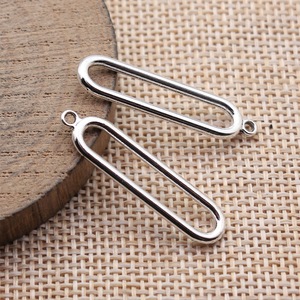 Accesorio decorativo DIY multicolor de 33x7.8mm, 1.3g, colgante geométrico elíptico hueco. - Product Image 2