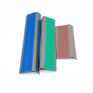 Profilé de nez de marche en <span class=keywords><strong>PVC</strong></span> en forme de L, antidérapant, résistant à la chaleur, auto-adhésif, de protection, extrudé et découpé, personnalisé par le fabricant - Product Image 2
