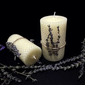 Bougie pilier artisanale en cire d'abeille naturelle avec lavande séchée, parfumée aux fleurs vintage, pour la décoration de la maison - Product Image 2