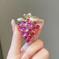 Broche en forme de grappe de raisin violette de luxe léger pour femme - Élégance et charme, épingle de revers pour costumes, manteaux, accessoires et cadeaux