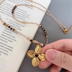 قلادة ذهبية عتيقة بتصميم زهرة من الفولاذ المقاوم للصدأ مع خرز زجاجي بني، قلادة بوهو رياضية للنساء للمناسبات الكاجوال والحفلات - Product Image 4