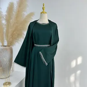 فستان عباءة للمُسلمات ذو لون سادة مزين بالخرز مع سلسلة كريستالية لفصلي الربيع والصيف لعام 2024