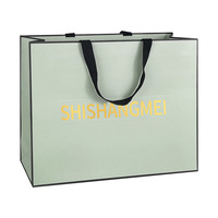 Sac en papier artistique vert menthe tendance, personnalisé avec logo minimaliste, esthétique vert pastel, avec ruban noir
