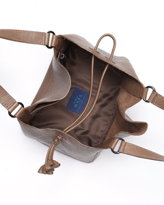 Sac à main fourre-tout en cuir seau souple de haute qualité avec deux poignées et poches internes fabriqué au Bangladesh - Product Image 4