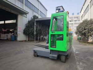 Carrello Elevatore Multidirezionale per Corridoi Stretti con Batteria agli Ioni di Litio e Alimentazione AC - Product Image 1