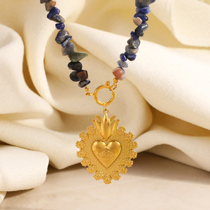 Collar de acero inoxidable con colgante de corazón de piedra natural y diseño de ojo turco para viajes y uso diario. - Product Image 4