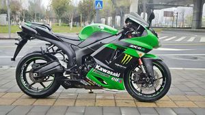 <span class=keywords><strong>Moto</strong></span> à essence d'occasion Kawasaki1 6R - Quatre cylindres, refroidissement par eau, injection électronique de carburant, 600cc - Product Image 3