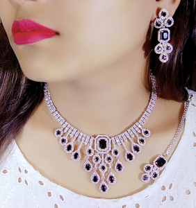 Conjunto de collar de Joyería de diamantes AD Forma cuadrada Negro para mujeres y niñas Pendiente elegante Maangtikka - Product Image 1