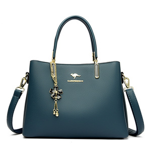 Bolso Bandolera de Gran Capacidad para Mujer con Múltiples Compartimentos y Colgante Decorativo - Product Image 6