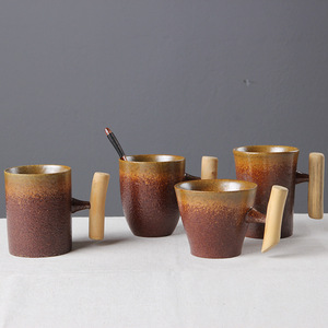 Tasse à café en céramique de porcelaine japonaise avec poignée en bois pour usage domestique, vente en gros disponible - Product Image 1