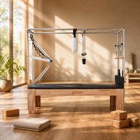 Lit de réformateur Cadillac trois-en-un en bois massif avec barre et banc pour le fitness et le remodelage corporel. Lit d'entraînement multifonctionnel pour tractions.