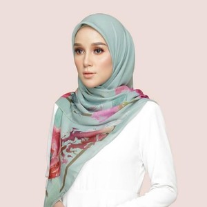 Vente en gros 110x110cm Coton Voile Écharpe Imprimé Ethnique Bandana Tudung Bawal pour les Femmes Malaisiennes - Product Image 3