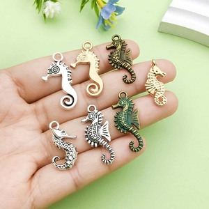 จี้รูปม้าน้ำ โลหะผสมสังกะสี ชุบเคลือบ ขนาดกลาง สำหรับทำเครื่องประดับ DIY - Product Image 1