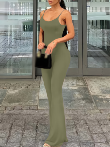 Camiseta sin mangas verde oliva con volantes, de secado rápido, ajuste ceñido, la pieza definitiva para el verano, ideal para mujeres curvilíneas y seguras de sí mismas. - Product Image 6