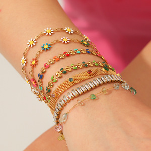 Pulsera de Acero Inoxidable Chapado en Oro con Dijes de Mariposa y Diamantes Huecos, Diseño Simple y Moderno de HY Fashion - Product Image 1