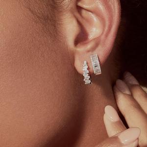 Orecchini a Cerchio in Oro Bianco con Diamanti Taglio Baguette Affusolato, Incastonatura a Canale, Gioielli Classici da Sposa per Donna - Product Image 4