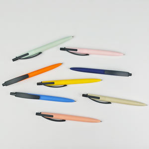 Stylo bille en plastique rebondissant avec logo personnalisé, largeur d'écriture 1,0 mm, stylo promotionnel à thème sportif original avec design unique - Product Image 1