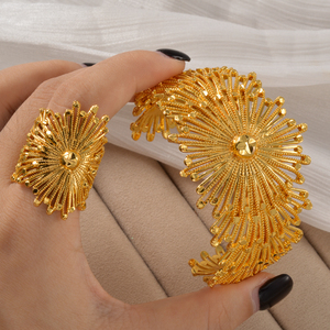 Conjunto de pulseras y anillo de oro delicado, ligero, antideslustre, con diseño floral, estilo filigrana, brazalete abierto, juvenil y pulido para mujer. - Product Image 3