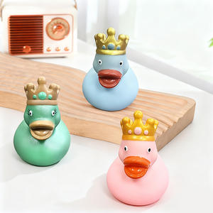 Pato de Goma Suave con Corona Real Rosa de 8 cm, YiNuo, Multicolor, Juguete para la Hora del Baño para Niños - Product Image 1