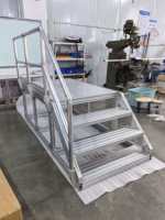 Plateforme d'accès mobile en aluminium extrudé 4080 sur mesure avec main courante de sécurité et escalier de travail industriel antidérapant