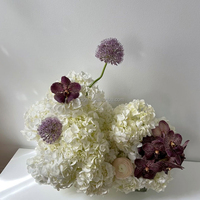 Boules de fleurs artificielles décoratives de haute qualité, blanches et vert clair, parfaites pour les mariages, la décoration de bars et divers événements.