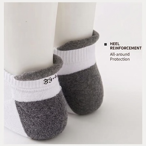 Chaussettes unisexes personnalisées en gros, conçues sur mesure avec votre propre logo - Product Image 3