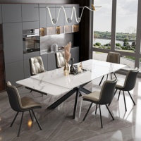 Table à manger extensible moderne italienne en pierre frittée, plateau en porcelaine aspect marbre blanc, table de cuisine avec base en métal