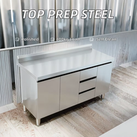 Table de travail en acier inoxydable poli certifiée ISO avec protection anti-éclaboussures, trois tiroirs et banc de rangement pour zone de restauration